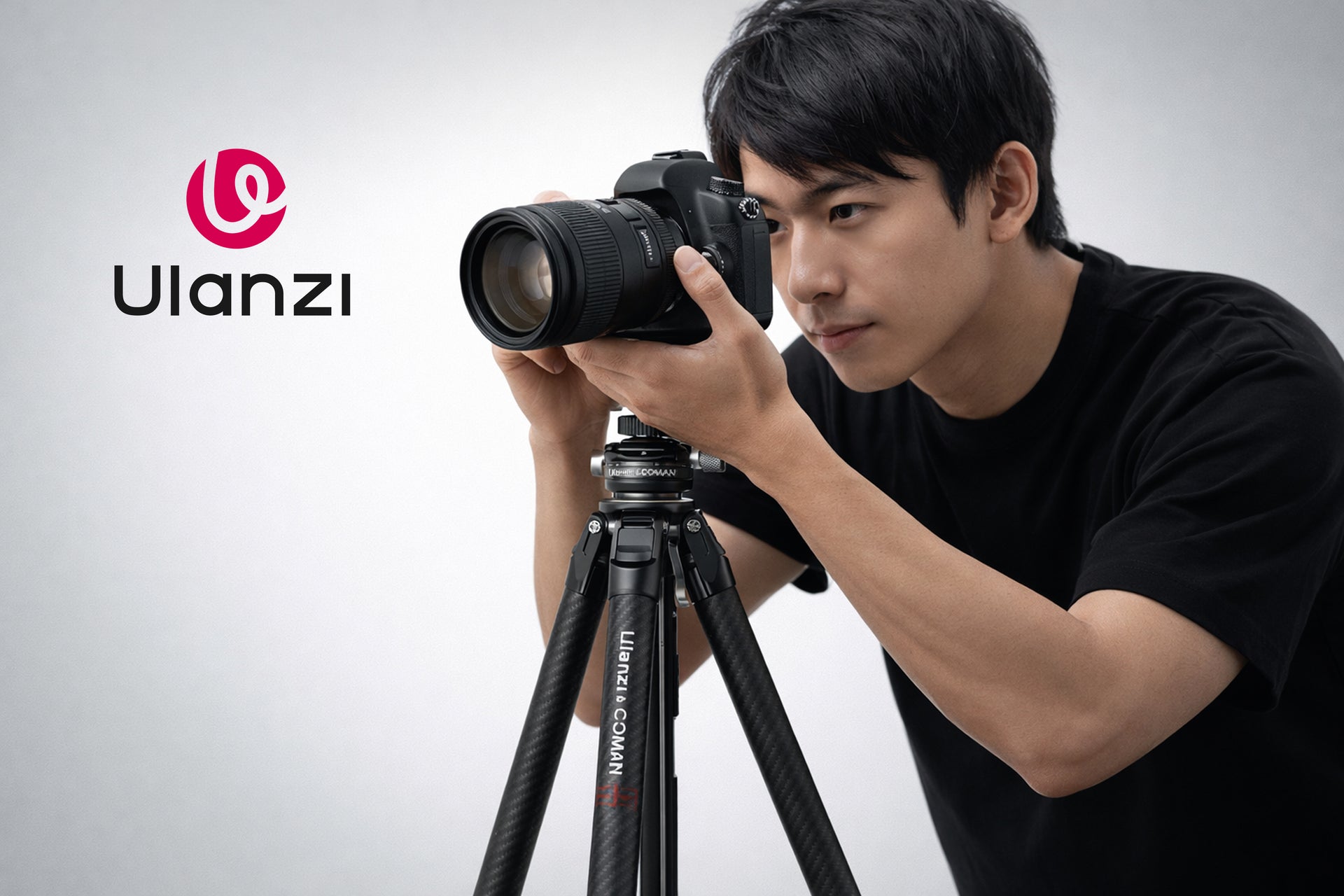 ulanzi official distributor pakistan | Person holding a camera on a tripod of Ulanzi 